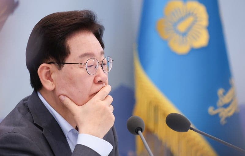 이재명 대통령 지지율 35.3%로 하락…국민의힘, 민주당 오차범위 밖 앞서