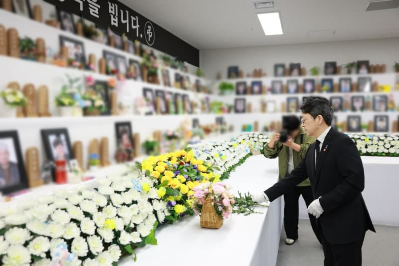 홍지선 국토장관, 무안공항 참사 유가족 만나 "원인 규명까지 소임 다할 것"