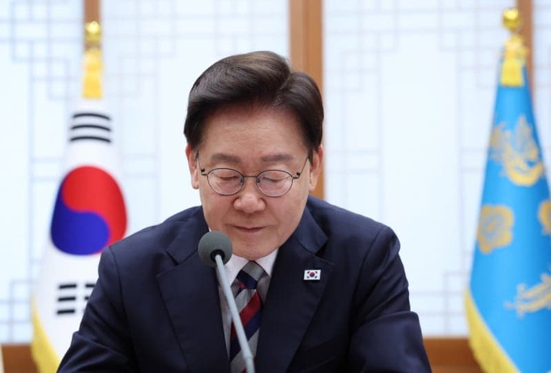 이재명 대통령 지지율 35.3%로 하락…국민의힘, 민주당에 오차범위 밖 우세