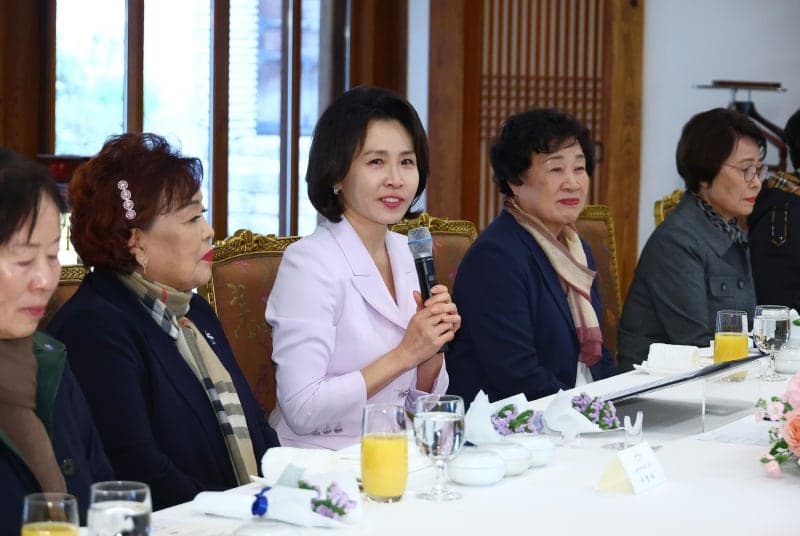김혜경 여사, '오월어머니' 청와대 초청…“숭고한 삶과 정신에 경의”