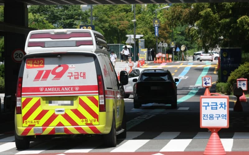 울산 장생포 부두 정박 선박서 황산 누출…작업자 3명 이송