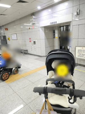 지하철 엘리베이터 문 열리자 우르르…유모차와 휠체어만 남았다