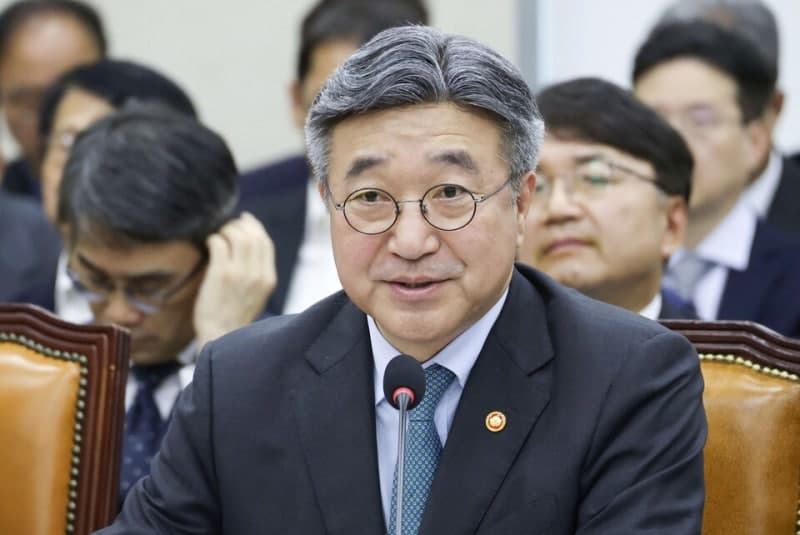 수사기관장 국무회의 배석 논란, 윤호중 '검찰 25년 중립 지켰나' 반박