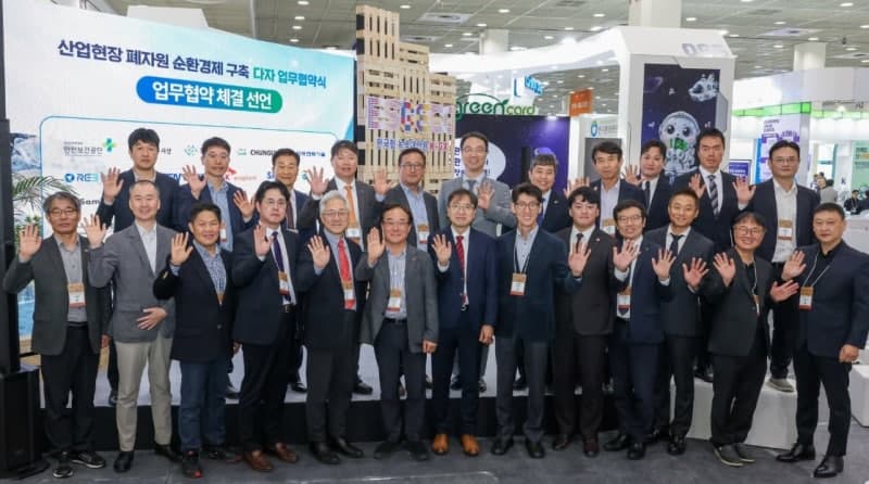 KCC, 전 사업장 폐안전모 기부로 산업현장 순환경제 구축 앞장
