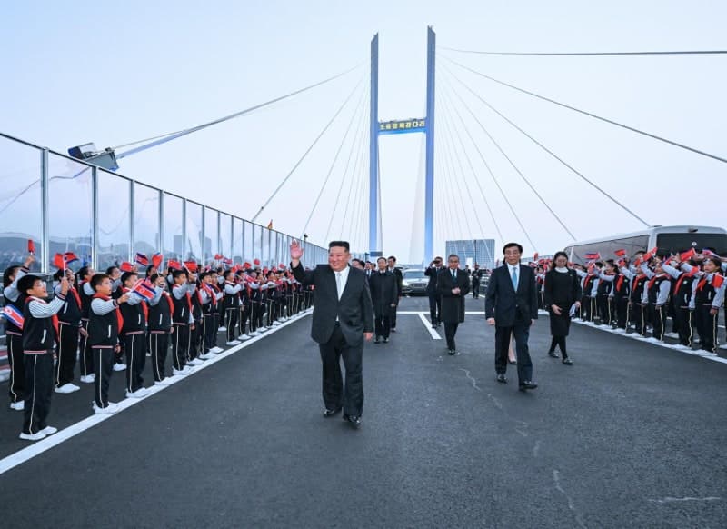 김정은, APEC 앞두고 당일치기 방중… 왕후닝 만나 북중 밀착 과시