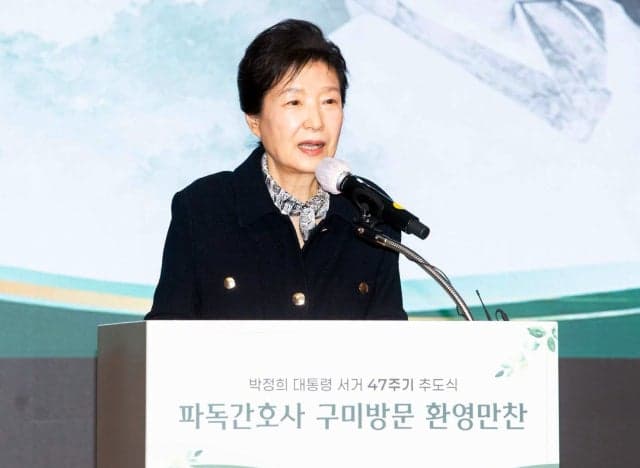 박근혜 전 대통령, 박정희 47주기 앞두고 구미 방문해 파독 간호사 만나