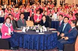 박정희 47주기 앞두고 구미 찾은 파독 간호사들…박근혜 환영 만찬 참석