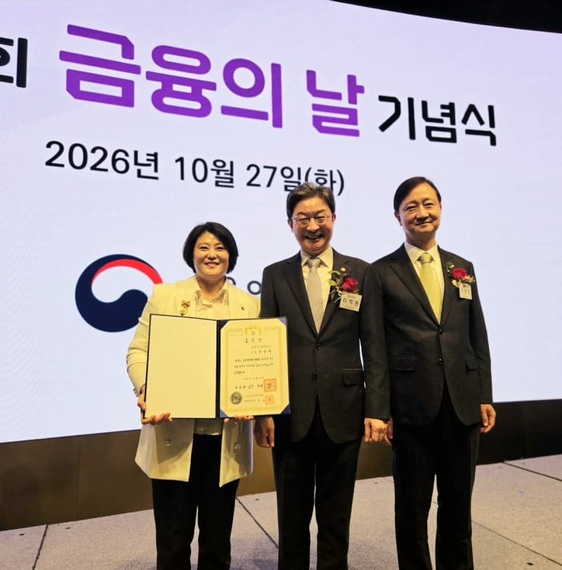 13년간 '빨강모자' 쓰고 금융 지식 전파한 안성아 캠코 차장, 대통령 표창 수상