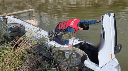 "차에 물이 차오른다"…저수지 빠진 70대 운전자 구한 경찰의 기지