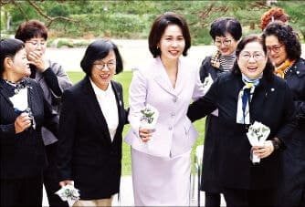 김혜경 여사, 1년 4개월 만의 약속 이행…오월어머니집 임원 청와대 초청 오찬