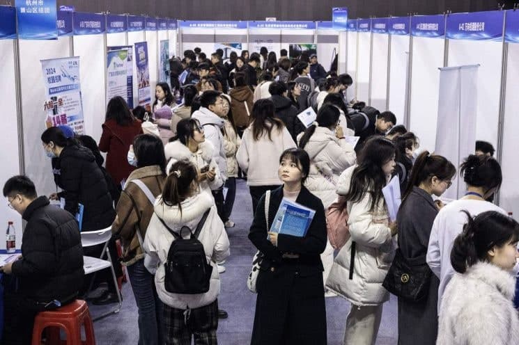 중국 청년 취업난에 공무원 시험 400만 명 몰려…경쟁률 97대 1