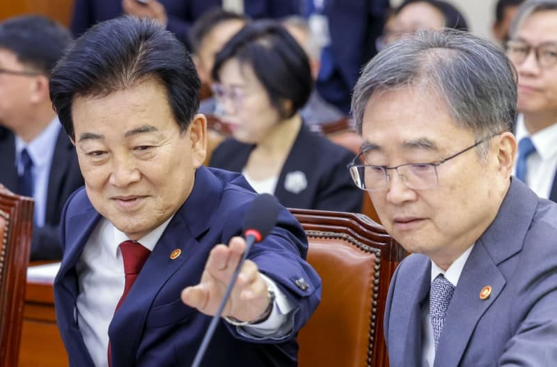 정동영 "지뢰는 방어용" 발언에 사퇴 공세…외통위 국감 안보 공방