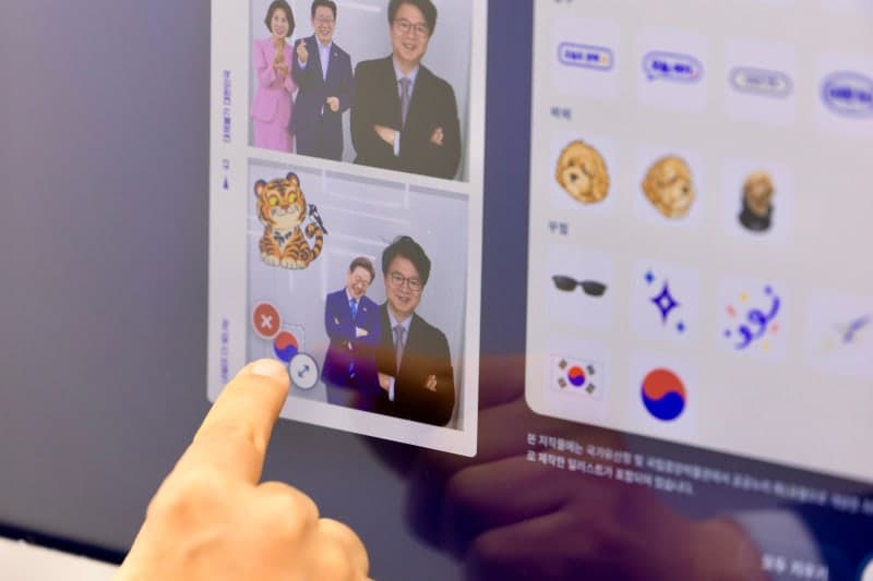 이재명 대통령 부부와 찰칵…청와대 '잼프네컷' 포토부스 상설 운영