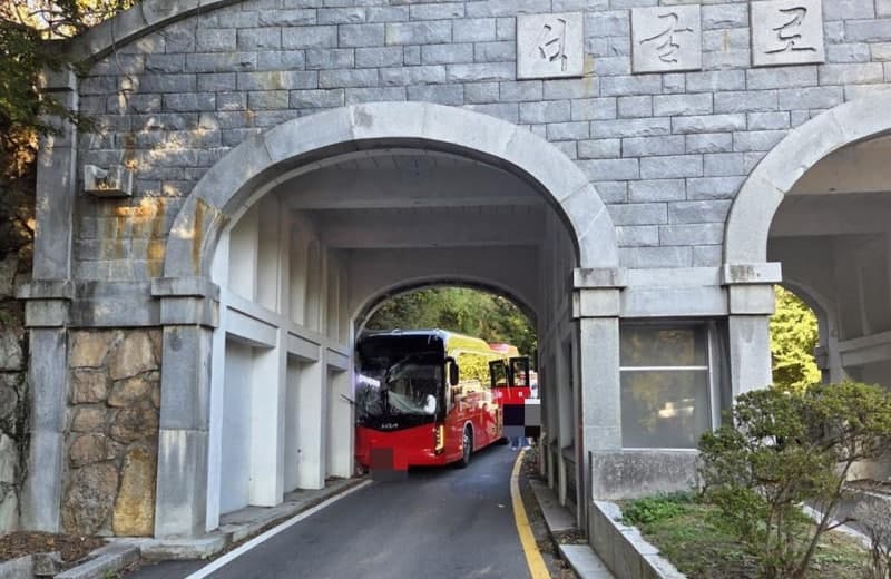 경주 토함산서 시티투어버스 구조물 충돌…승객 24명 중경상 발생