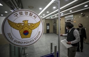 서울 구로구 주택가 쓰레기 더미서 미라화된 시신 발견…남성 2명 긴급체포