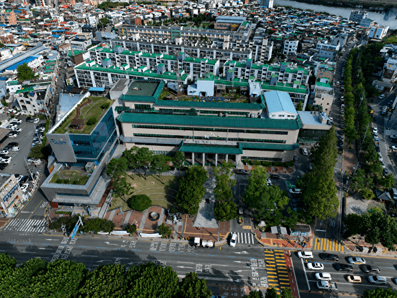 대구 동구청 방문한 60대 주민, '조상땅 찾기'로 18만㎡ 선친 토지 찾았다