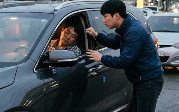 술 취해 잠든 운전자, 깨우던 시민 매달고 200m 질주