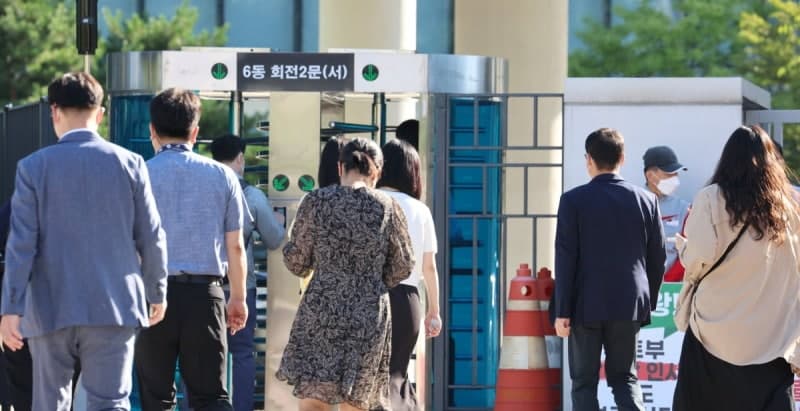 "50세에 9급 공무원 합격, 첫 출근했습니다"…늦깎이 신입의 뭉클한 사연