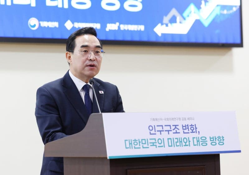 박홍근 장관 "인구 감소 대응 위해 AI 활용 및 이민정책 정비해야"