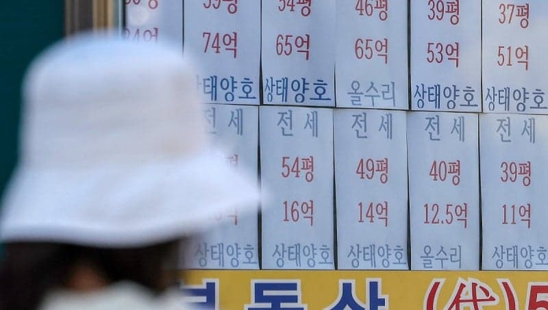 서울 국민평형 아파트 매매가는 2.5% 하락하고 전셋값은 3.8% 상승했다