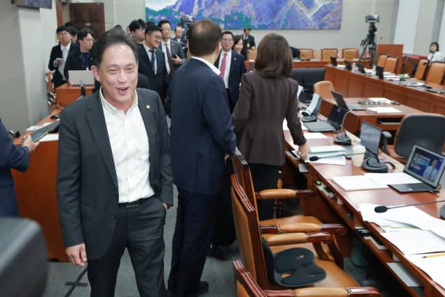 "김태규 나가라" vs "김현지 나와라"…대통령실 국감 2시간 만에 정회