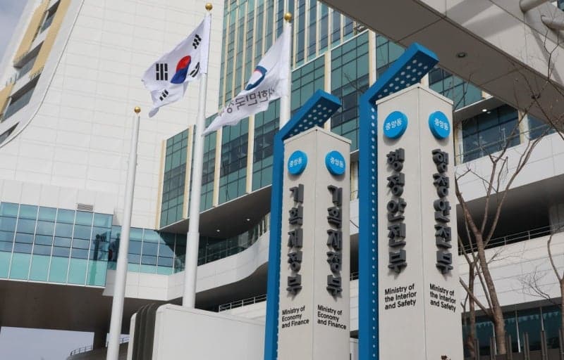 AI 시대 개인정보 규제, '사전 동의'에서 '옵트아웃' 전환 논의