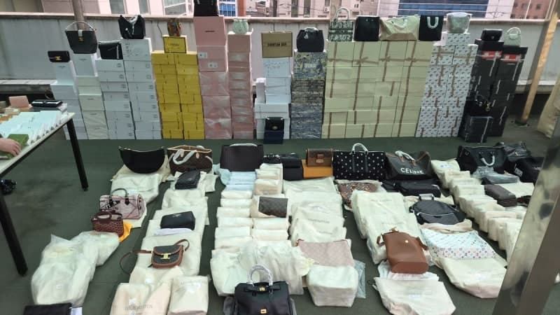중국산 짝퉁 명품 355억 원어치 유통한 기업형 조직 적발