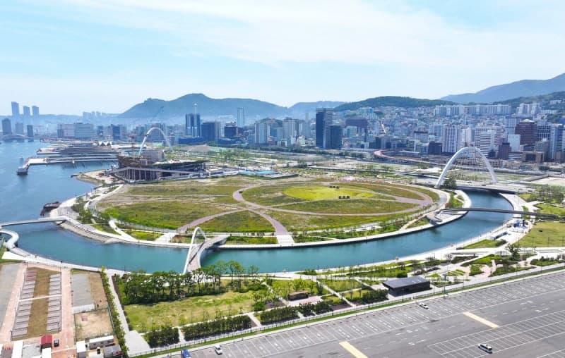부산시 북항 랜드마크에 5만 석 돔구장 추진…BPA는 자성대 부두 대안 제시