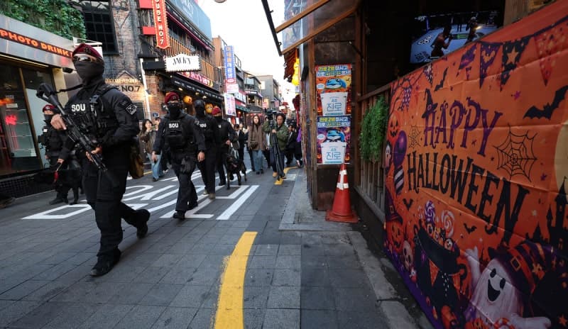 핼러윈 앞둔 이태원, 경찰특공대·장갑차 투입해 인파 관리 총력