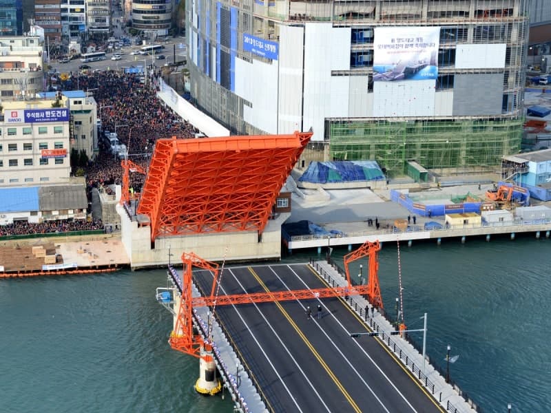 1100억 들여 복원한 영도대교…롯데, 제34회 영도다리축제서 시민과 만난다