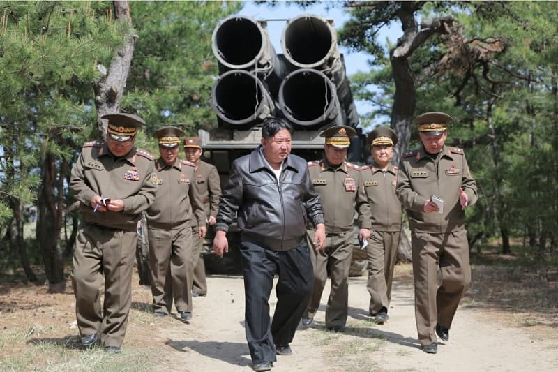 김정은, 무인기 전시회 참관…600㎜ 방사포 10여 발 위력 시위