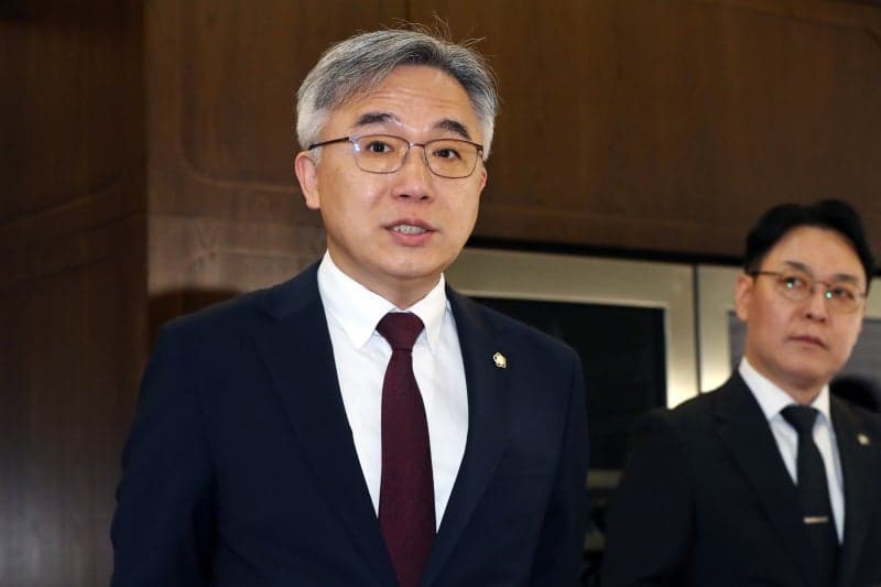 ‘박원순 피해자 신상공개·후배 추행’ 정철승 변호사, 항소심서 징역 1년 6개월 법정구속