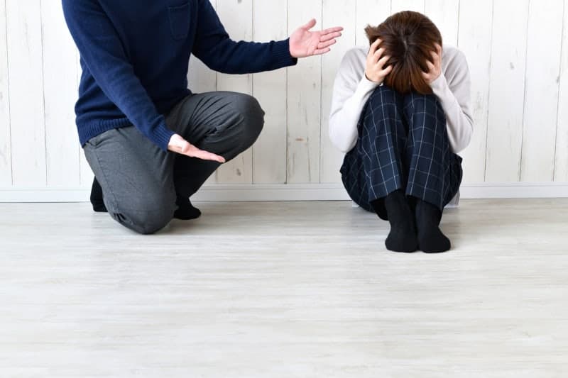 외도 의심해 여친 폭행하고 나체 각서 강요·촬영한 30대, 징역 1년 8개월 실형