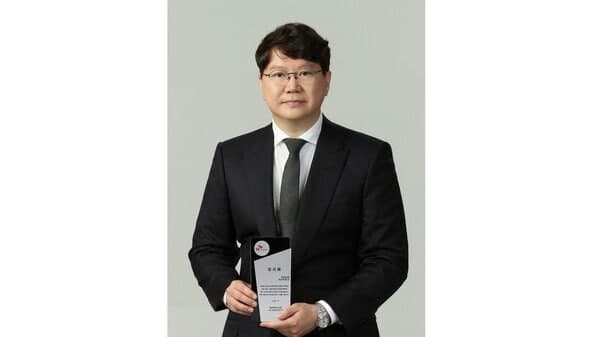 한미반도체, SK하이닉스서 감사패…10년 HBM 동맹 결실