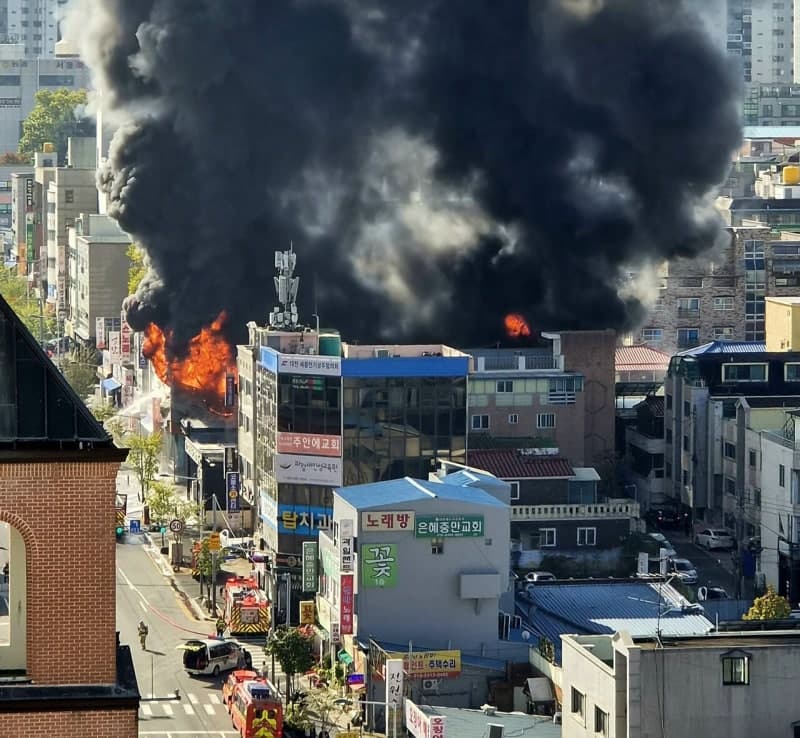 대전 갈마동 타이어 판매점서 큰불…인근 상가·주택가로 확산