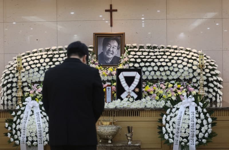 국민 배우 최불암 별세…'전원일기' 가족들 빈소 지키며 눈물의 작별