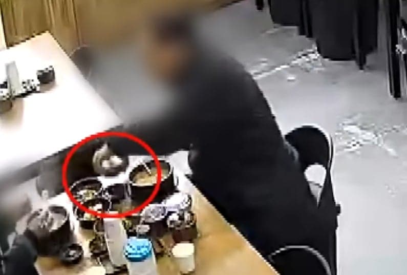 국밥집 단골의 황당한 자작극, 물티슈 넣고 항의하다 CCTV에 딱 걸렸다