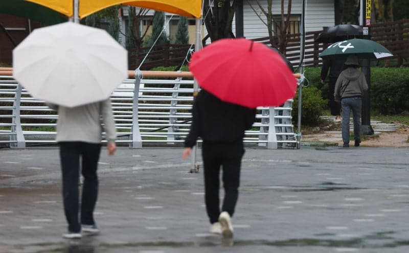 11월의 시작, 전국 곳곳 비 소식…제주엔 돌풍 동반 강한 비