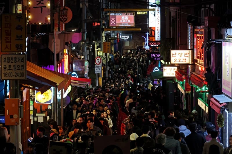 핼러윈 맞은 홍대·이태원 16만 인파…사전 도로 통제로 큰 사고 없이 마무리